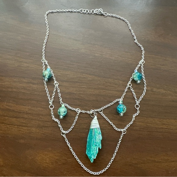 Elegant Silver and Green Necklace - Picture 3 of 5